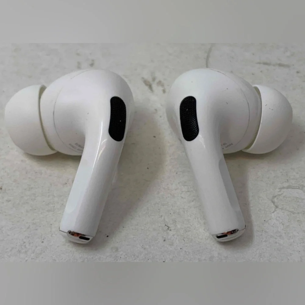 Apple 3rd Generation AirPods Gently Used Bluetooth noise cancelling headphones - Picture 2 of 4